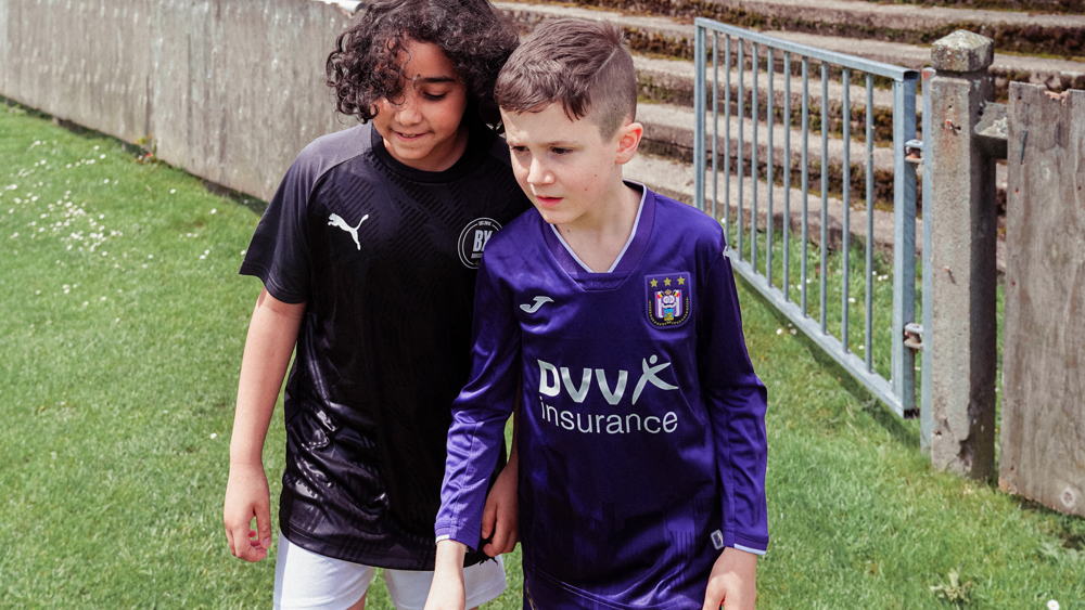 De jeugdspelertjes van BX en RSCA ontmoeten elkaar.