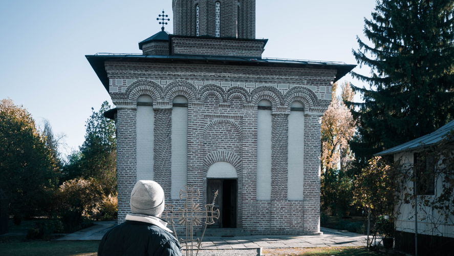 ...y llega al Monasterio Snagov por la mañana. Aquí, cerca de la capital rumana, Bucarest, es donde dicen que están enterrados que los restos de Vlad III.