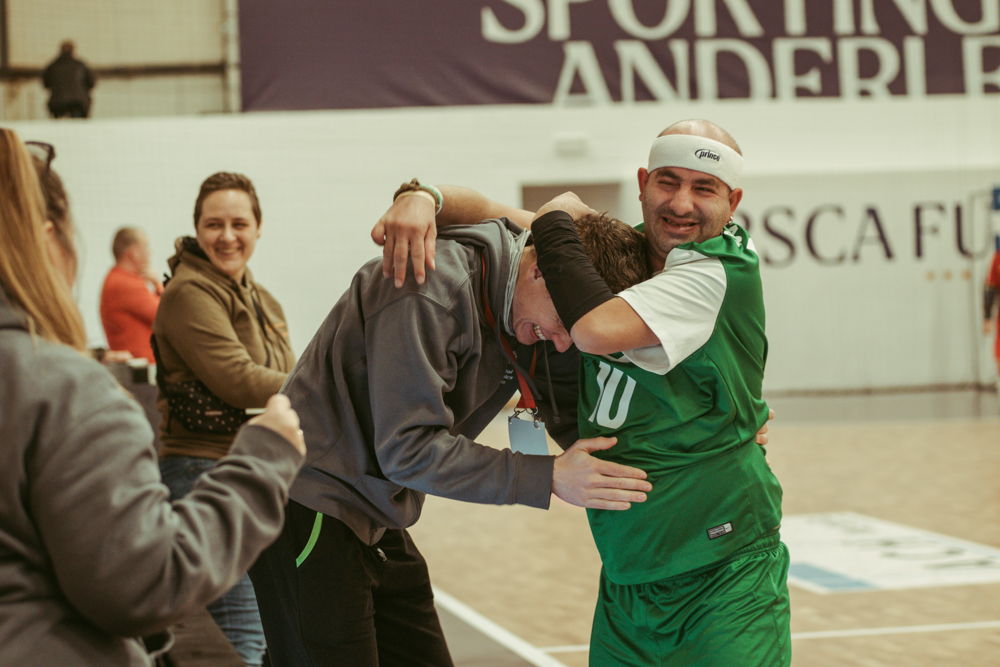 Een Sloveense speler vliegt in de armen van zijn coach