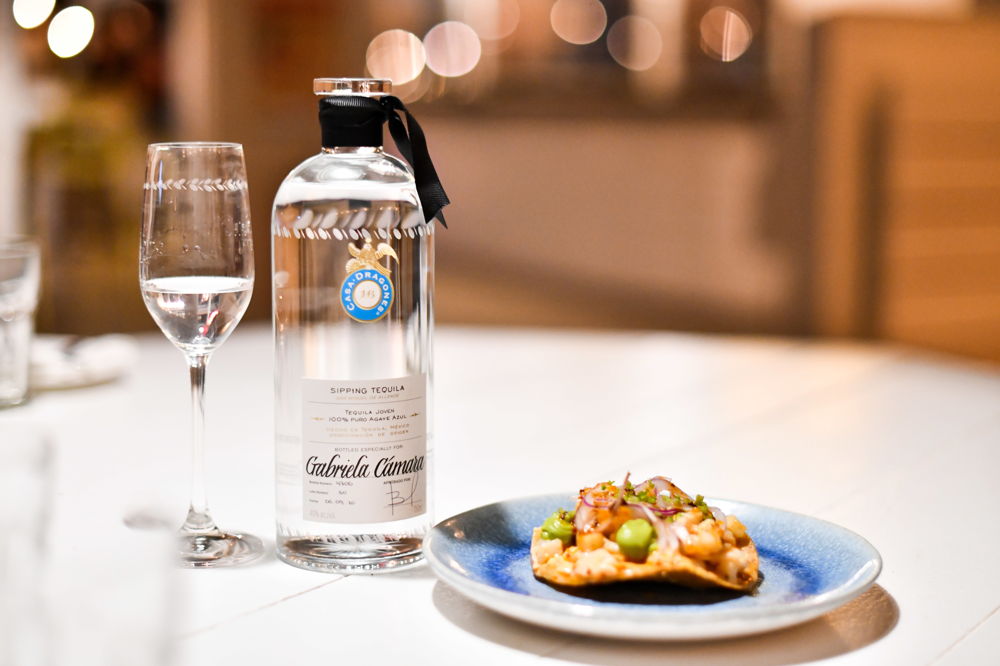 Tostadas de callo de hacha con Tequila Casa Dragones Joven