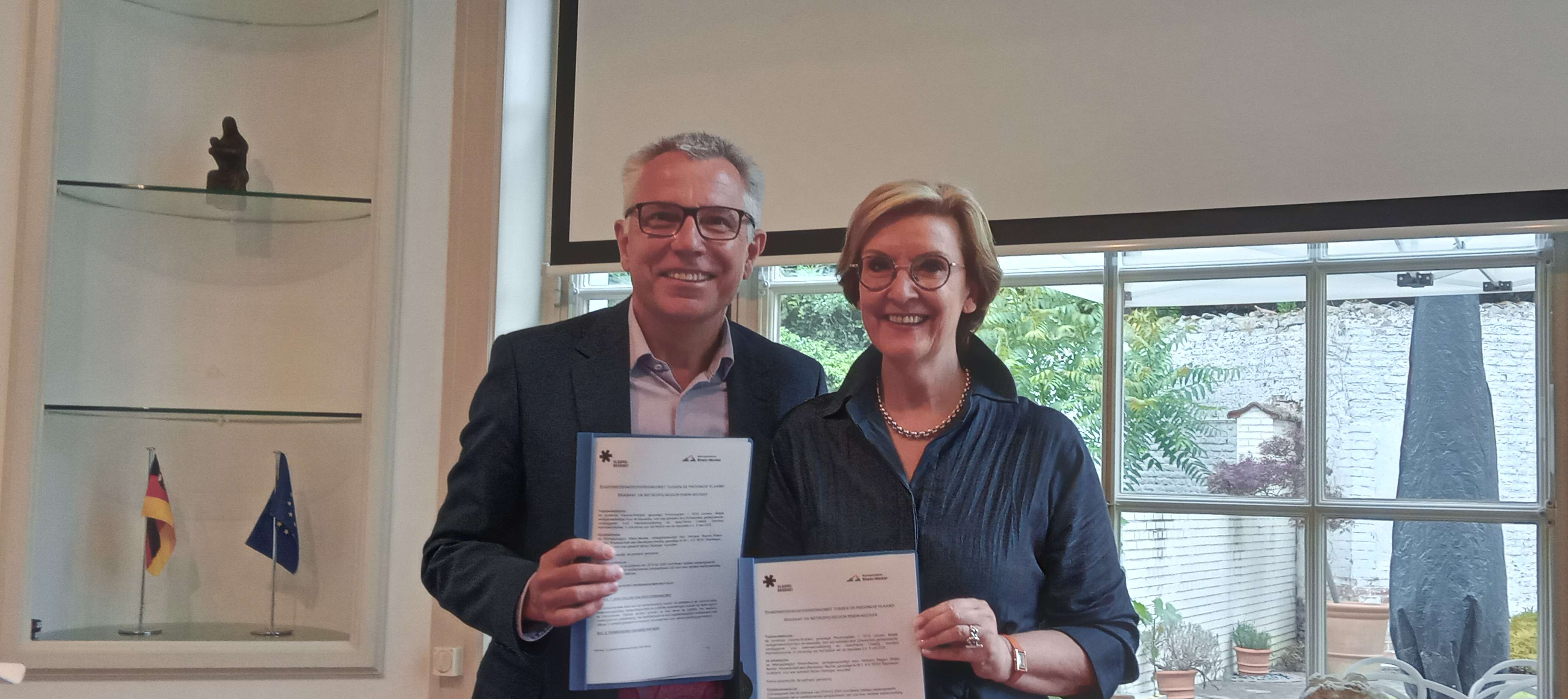Gedeputeerde Ann Schevenels en Stefan Dallinger, de voorzitter van Verband Region Rhein-Neckar, ondertekenden een nieuwe samenwerkingsovereenkomst. Gedeputeerde Ann Schevenels en Stefan Dallinger, de voorzitter van Verband Region Rhein-Neckar, ondertekenden een nieuwe samenwerkingsovereenkomst.