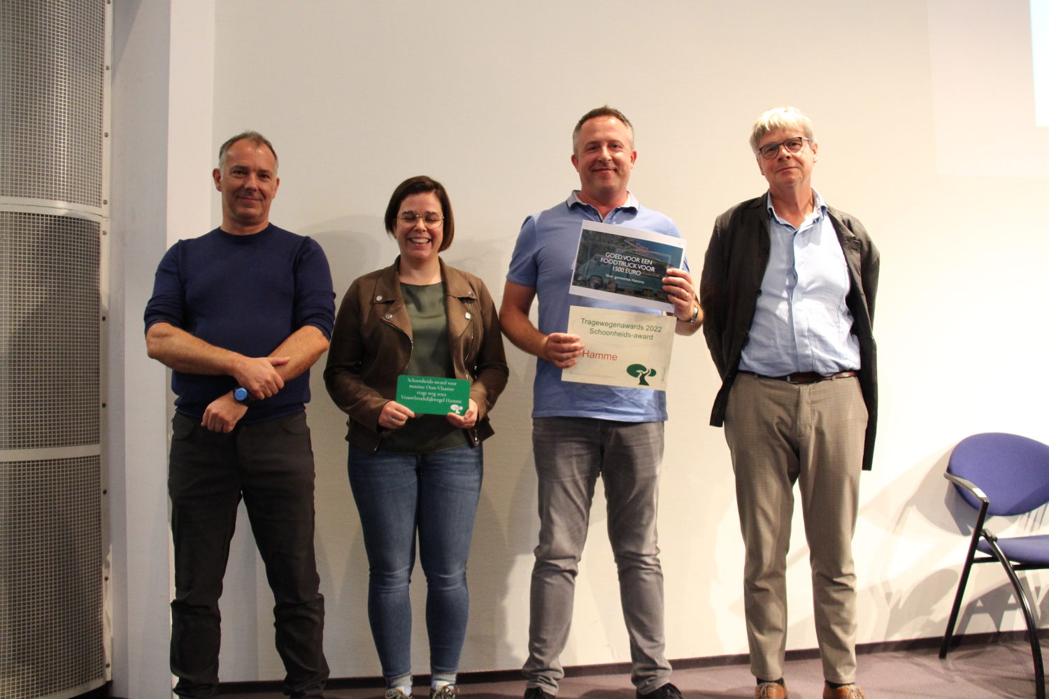 directeur Marc Cromheecke van de Provincie (uiterst rechts) reikt de award uit aan medewerkers Dirk Vermorgen, Ellen De Decker, Gert Cornelis van Hamme 