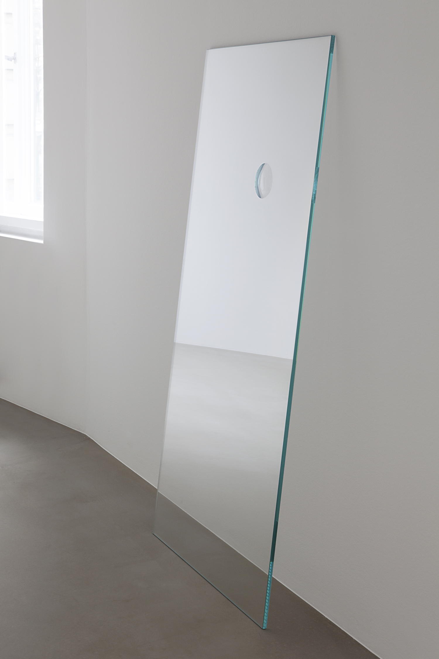 Ann Veronica Janssens, 21 avril, 2014 Glass, engraved magnifying glass 160 x 75 x 1,2 cm. Photo par Andrea Rossetti. Courtoisie Esther Schipper, Berlin