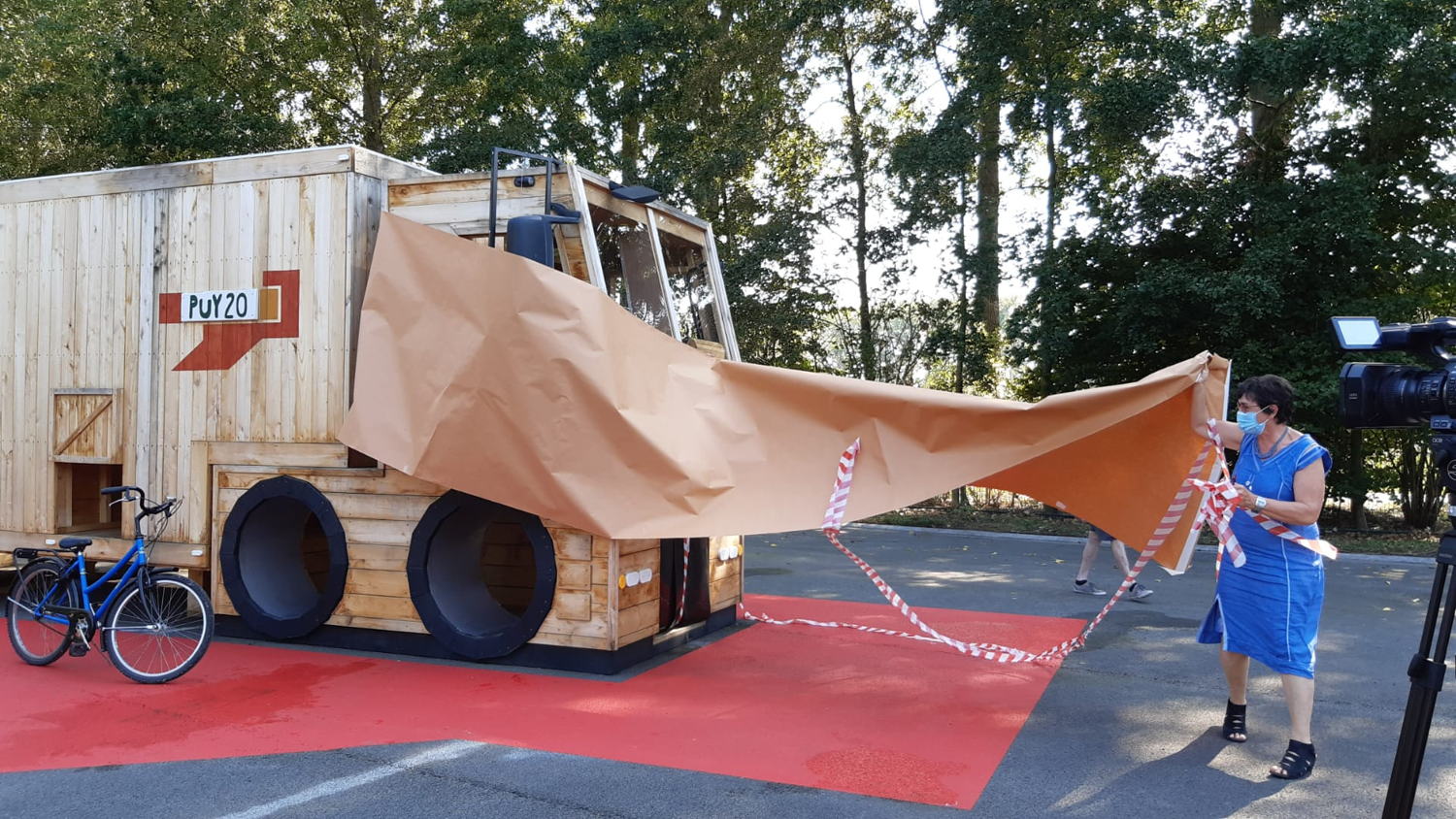 Gedeputeerde Annemie Charlier, bevoegd voor Recreatiedomeinen, onthult het dodehoekspeeltuig.  