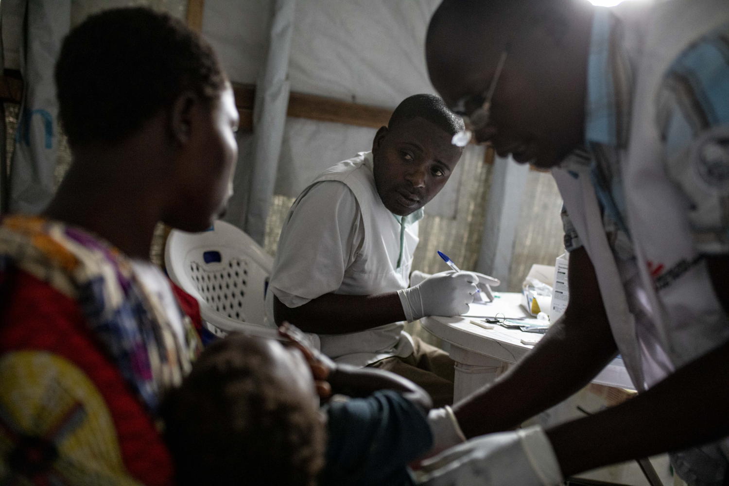 An MSF nurse provides care for a child suffering from measles during a consultation at the health post in the ISP camp for internally displaced people, Bunia. Credit Pablo Garrigos/MSF, 22 June 2019
