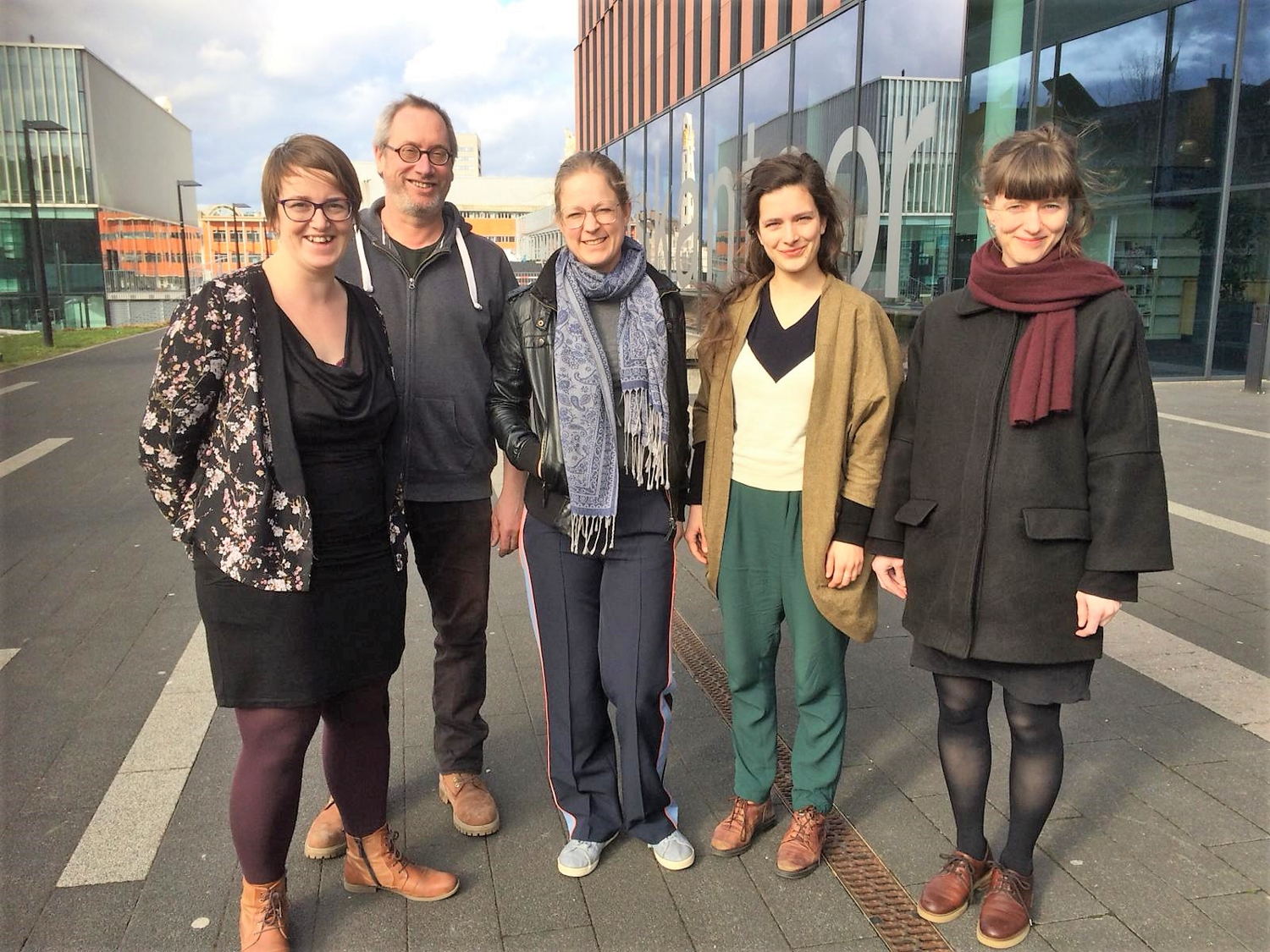vlnr schepen Lies Corneillie, Geert De Pauw, Sarah Tresignie (AGSL), Laura Baets, Nele Aernouts (nvdr Geert, Laura en Nele maken deel uit van  het onderzoeksteam)