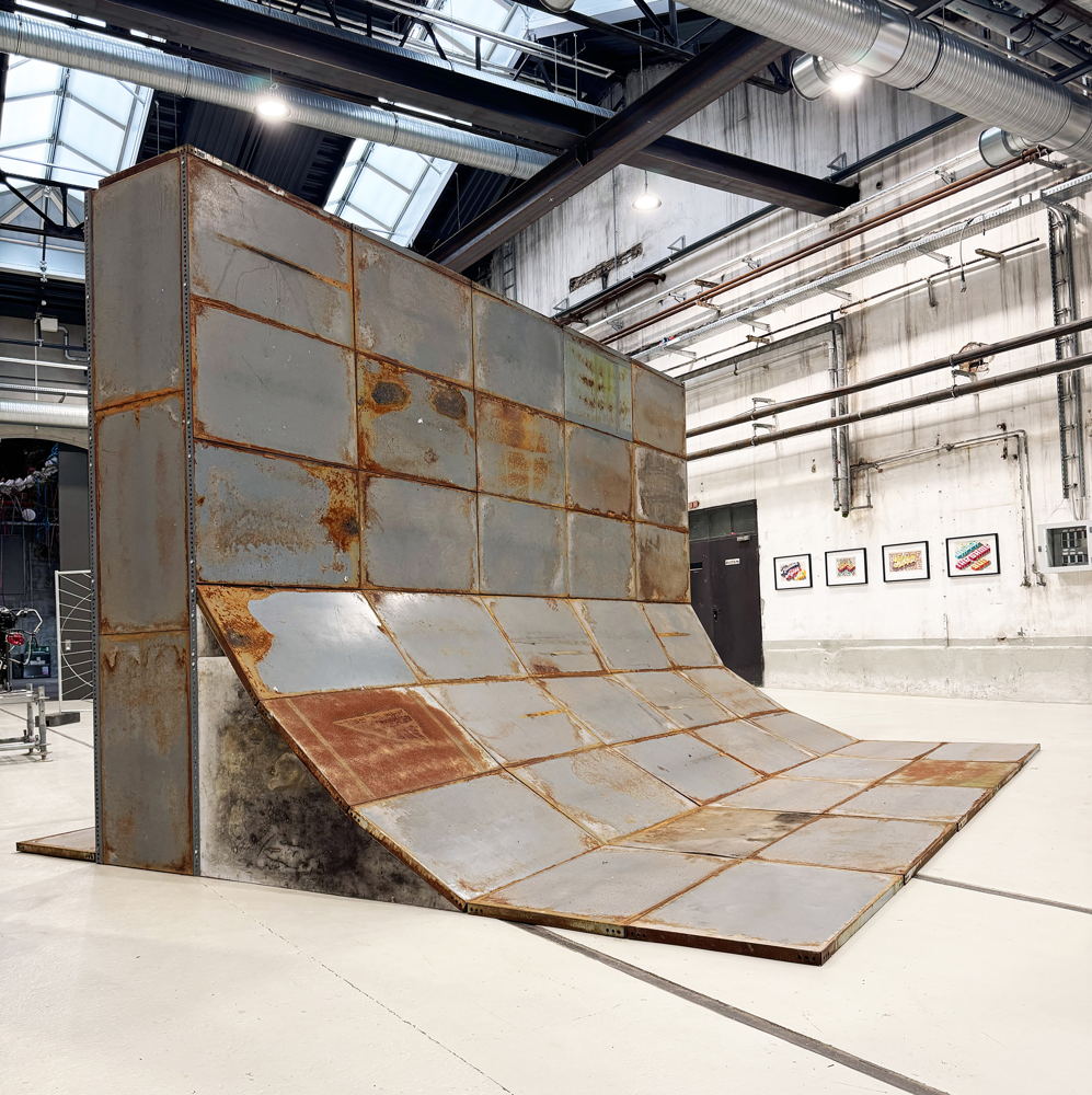 Mike Ballard, Elaborative Rehearsal, 2024, gevonden stalen planken en hout, 500x380x300 cm, Kunstverein Wagenhalle, Stuttgart © Foto Mike Ballard Mike Ballard, Elaborative Rehearsal, 2024, gevonden stalen planken en hout, 500x380x300 cm, Kunstverein Wagenhalle, Stuttgart © Foto Mike Ballard