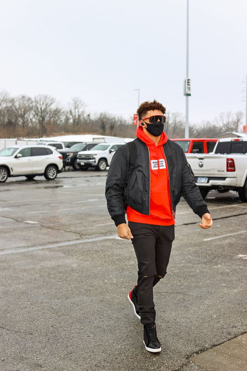 OAKLEY PATRICK MAHOMES II SIGNATURE SERIES - LIFESTYLE IMAGE (6)