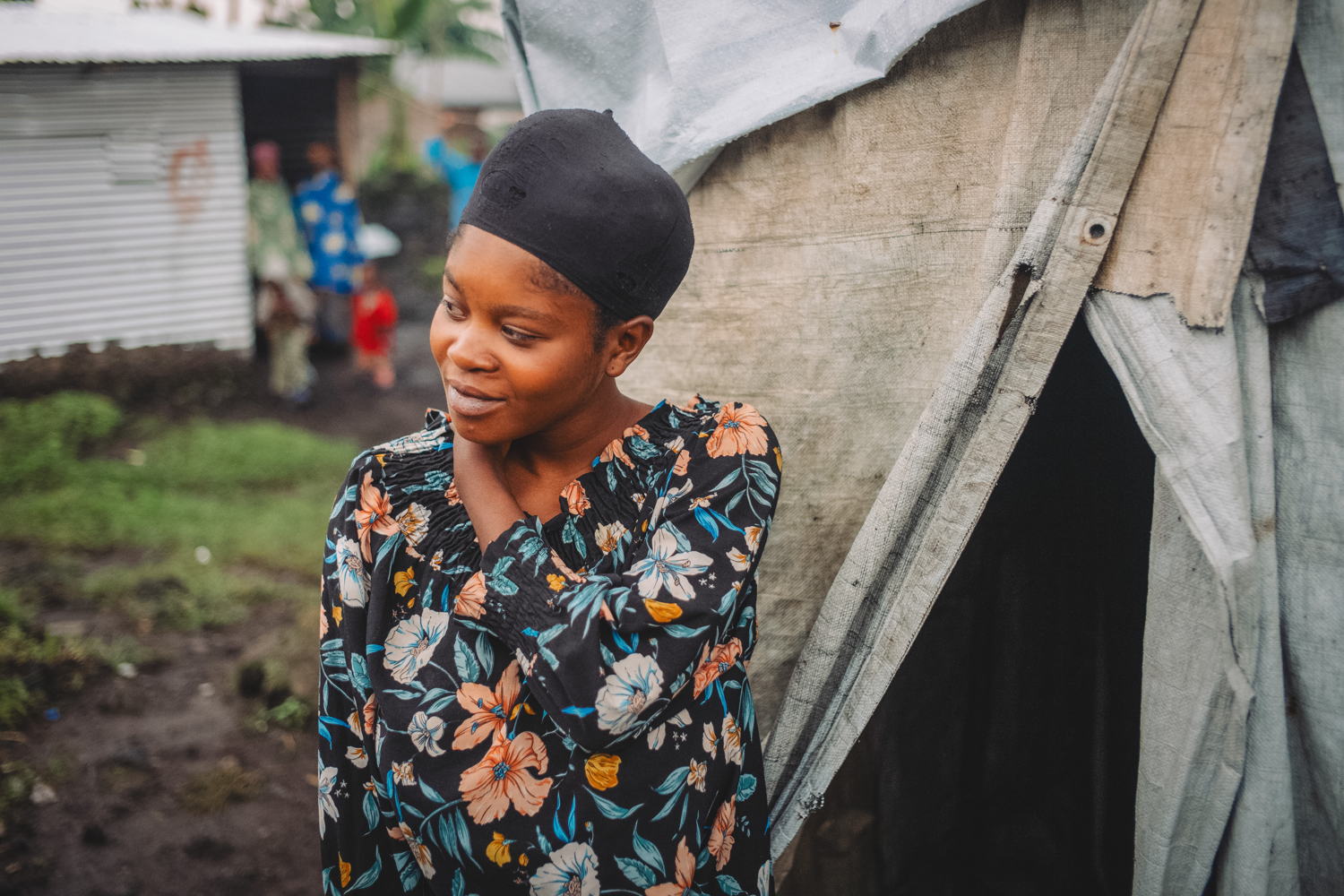 Alice Feza Wamwanya, 19 ans, originaire de Buhumba dans le territoire de Nyiragongo, devant son abri dans le site de personnes déplacées à Kanyaruchinya au nord de Goma, Nord-Kivu, République démocratique du Congo, 4 janvier 2024.  Copyright Philémon Barbier