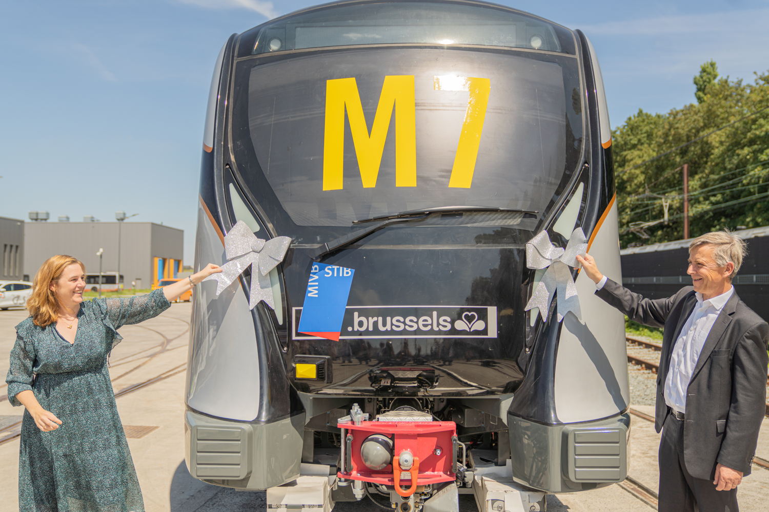 © STIB La Ministre Elke Van den Brandt et le CEO de la STIB, Brieuc de Meeûs, présentent la première rame de métro