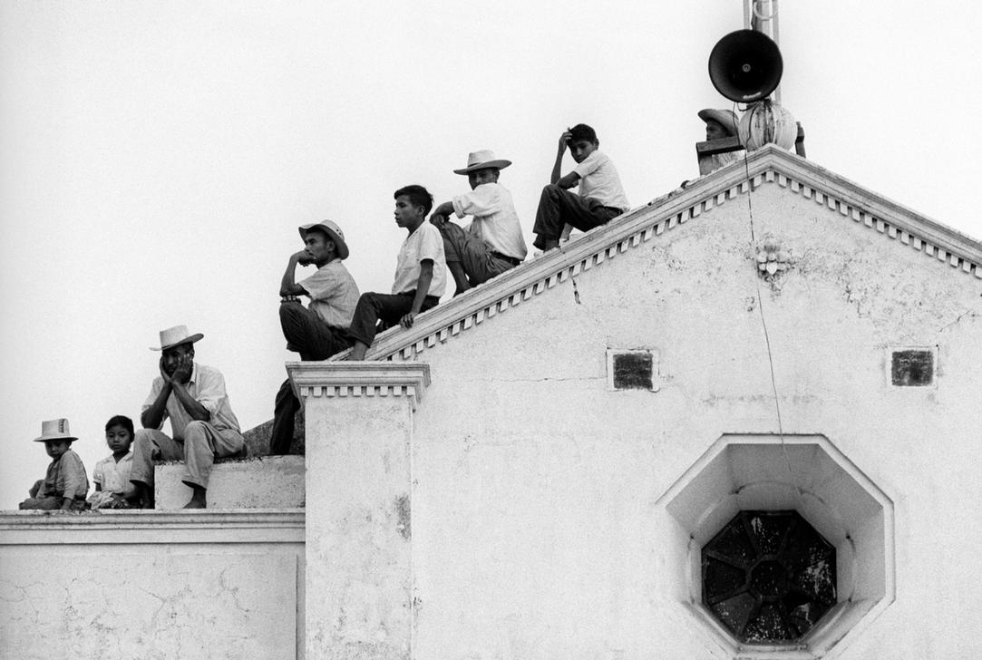 Men Sitting on a Roof in Buenos Aires. Photo, 1970. AKG1733082 © akg-images / Mondadori Portfolio / Mario De Biasi Men Sitting on a Roof in Buenos Aires. Photo, 1970. AKG1733082 © akg-images / Mondadori Portfolio / Mario De Biasi