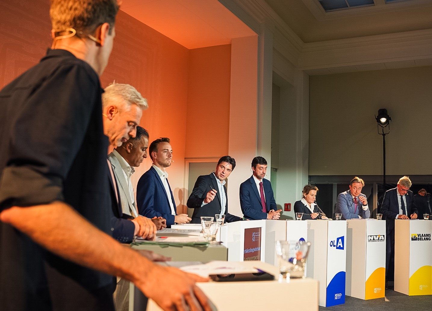 Antwerpse lijsttrekkers kruisen de degens op verkiezingsdebat Antwerps-Wase Kamer
