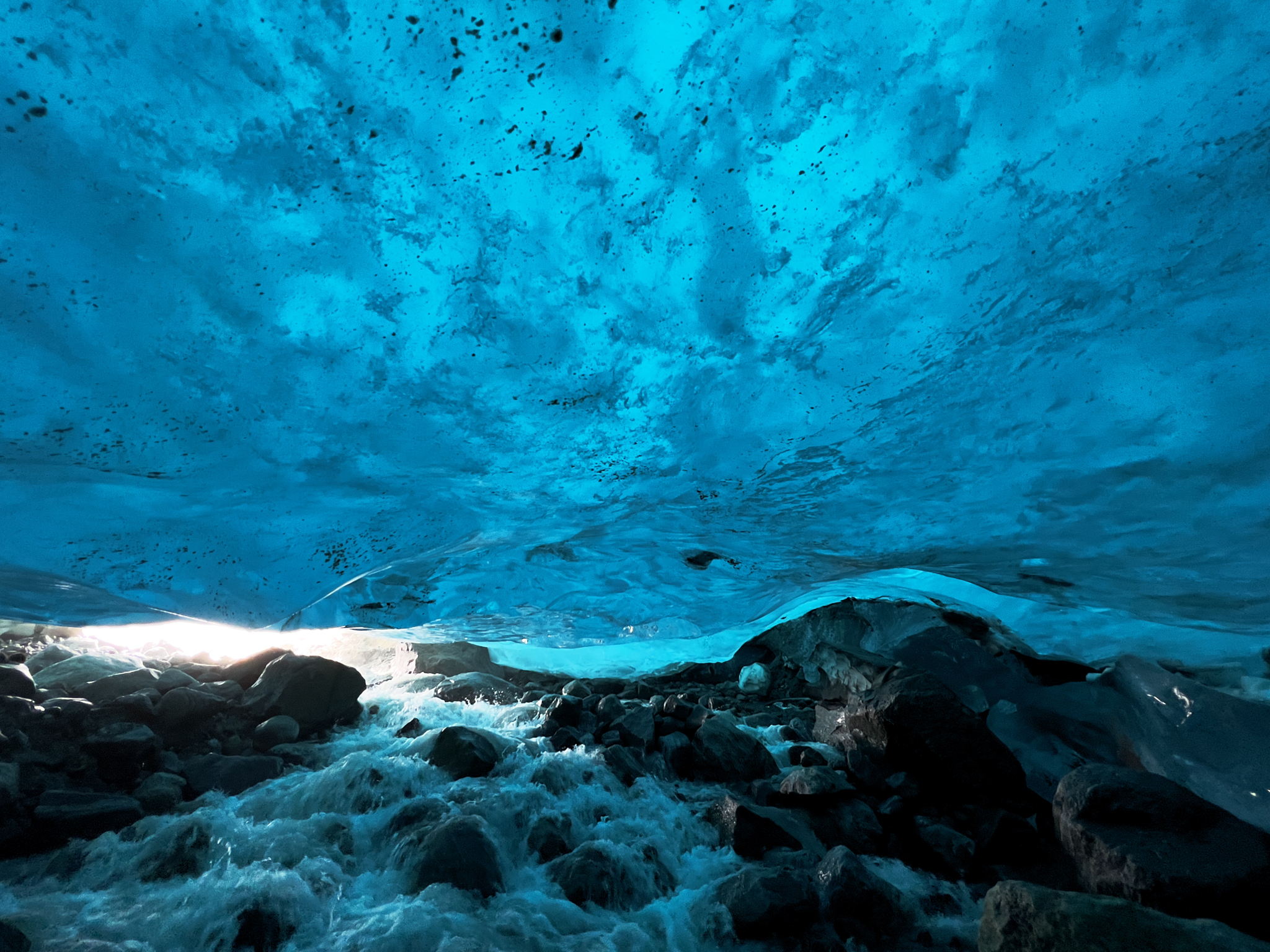 Una de las magníficas cuevas de hielo que exploró Beverly (Fotografía cortesía de Thomas Rex Beverly)