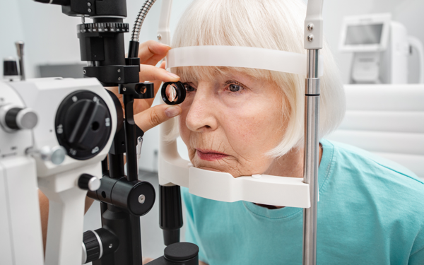 Telescopische lens helpt mensen met leeftijdsgerelateerde maculadegeneratie opnieuw beter zien