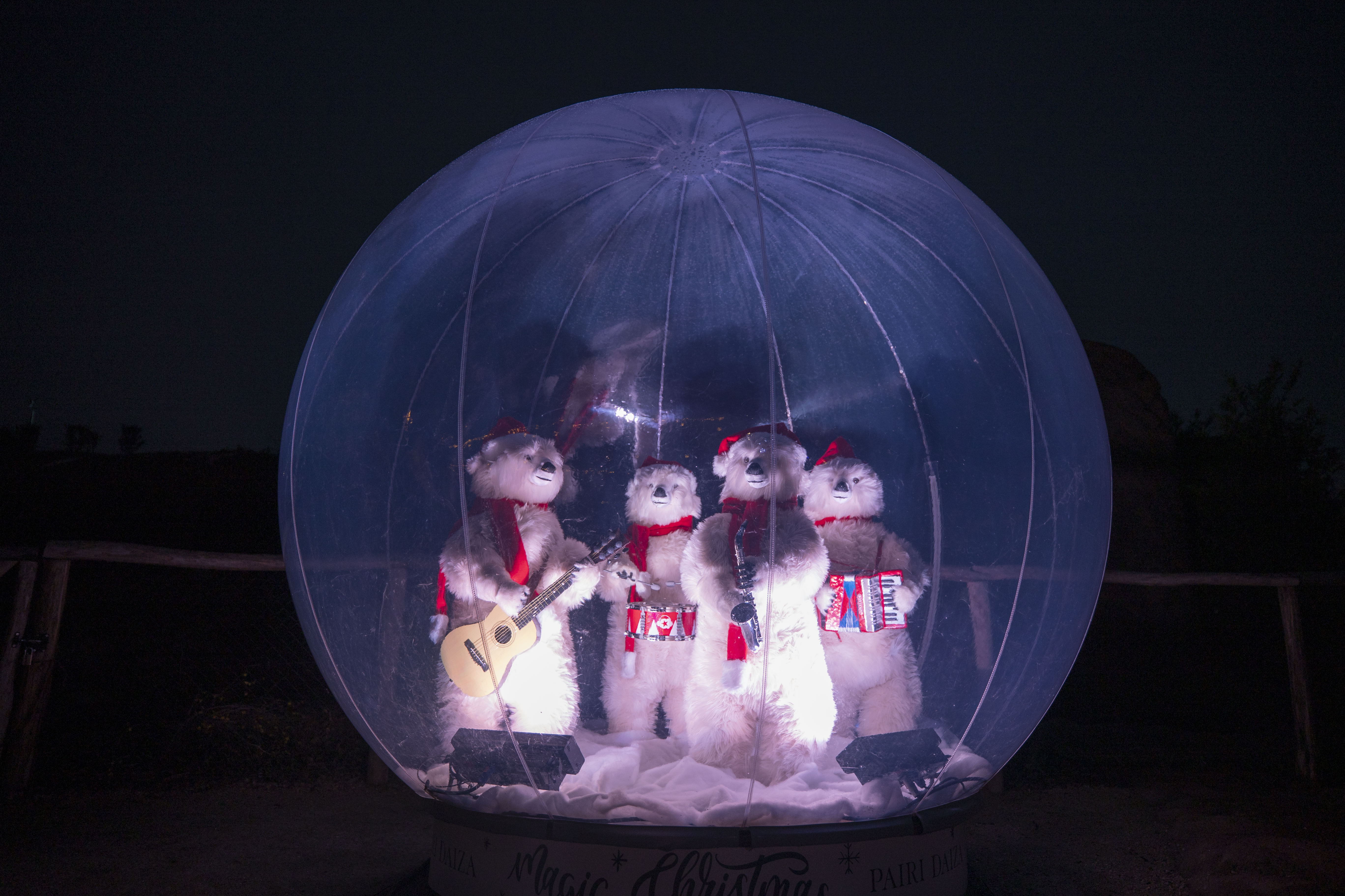 6 mechanical orchestras with 30 animated animals in transparent snow globes