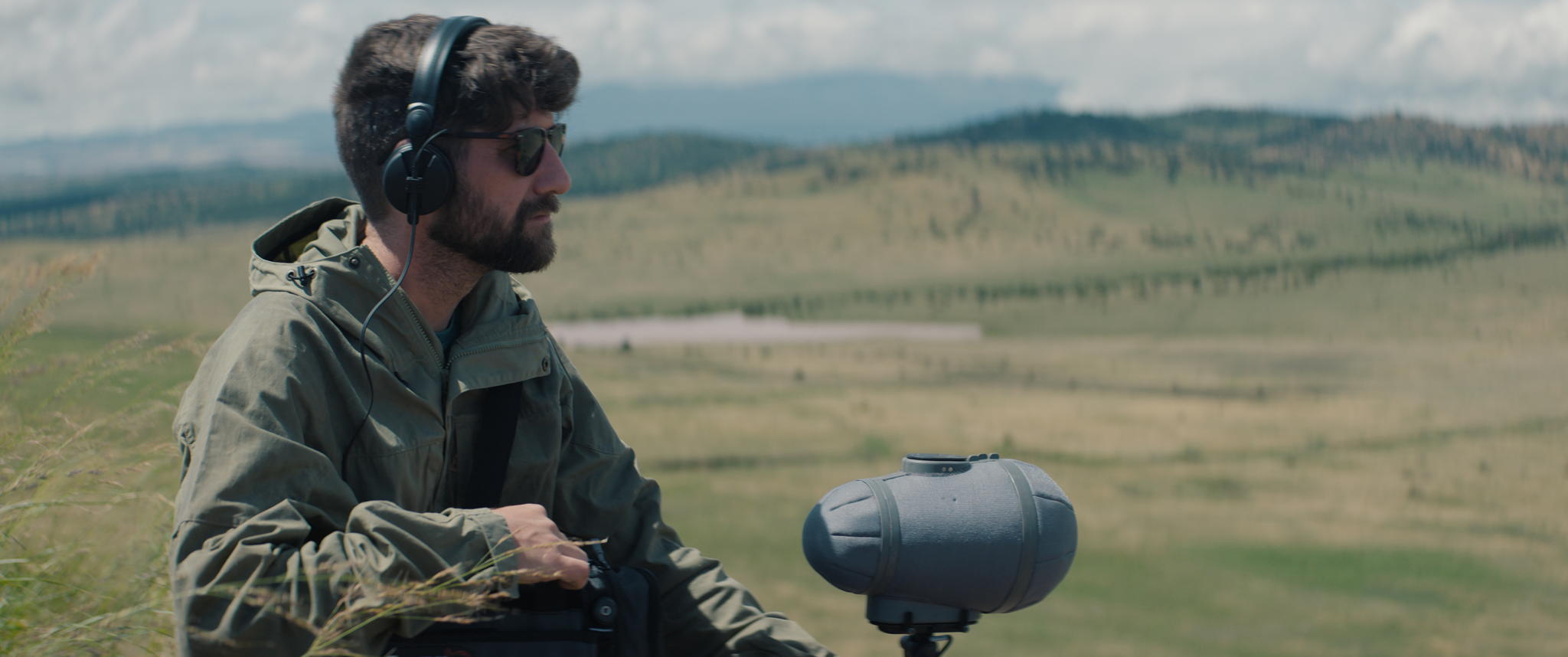 Aux côtés du MKH 8060, James May a utilisé un système stéréo double MS pour apporter une richesse sonore supplémentaire (crédit photo : Dustoff Films) Aux côtés du MKH 8060, James May a utilisé un système stéréo double MS pour apporter une richesse sonore supplémentaire (crédit photo : Dustoff Films)