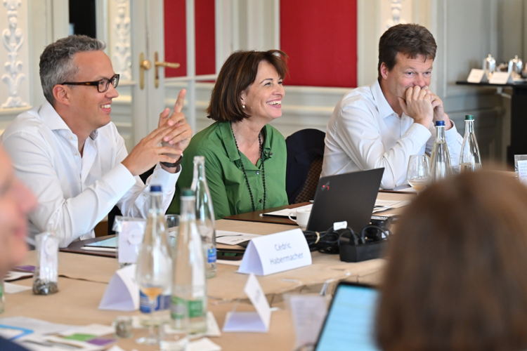 Einblick in die Jury. V.l.n.r: Cédric Habermacher, Direktor von Green Business Switzerland, Doris Leuthard, Jurypräsidentin und Reto Knutti, Jurymitglied und Professor in Klimaphysik
