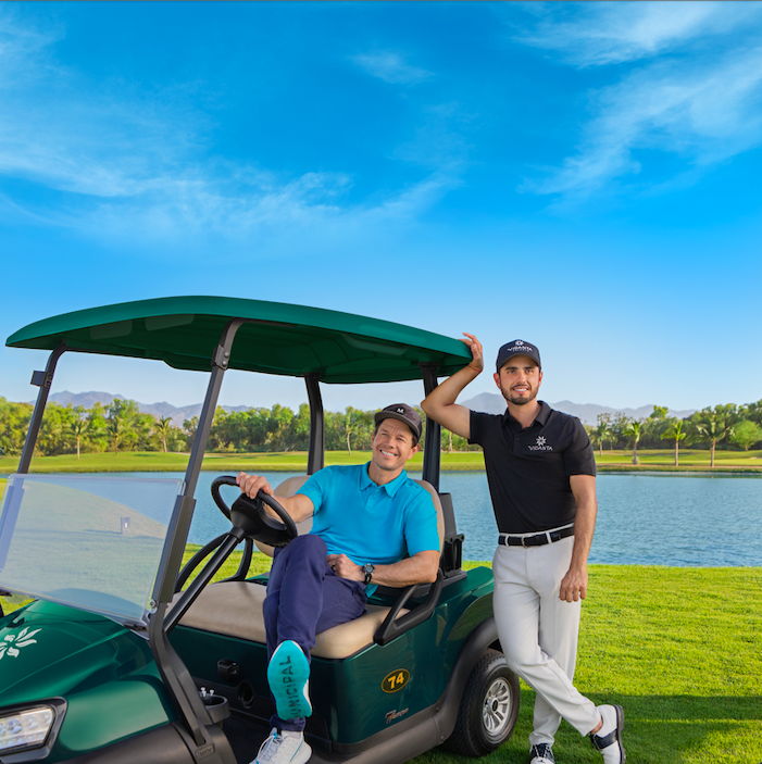 Mark Wahlberg y el golfista profesional Abraham Ancer se divierten jugando golf en Vidanta Nuevo Vallarta.