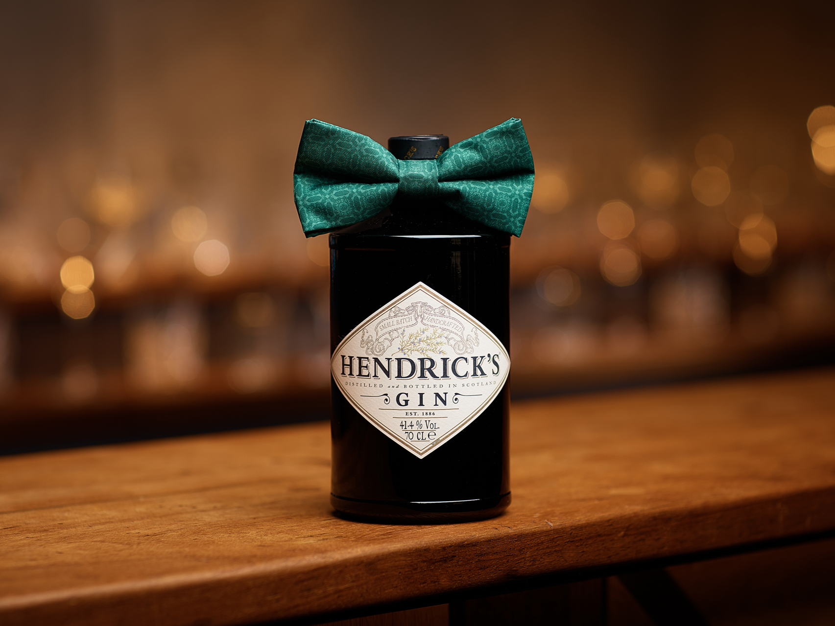 METTEZ-VOUS SUR VOTRE 31 AVEC LE NŒUD PAPILLON GIN HENDRICK’S