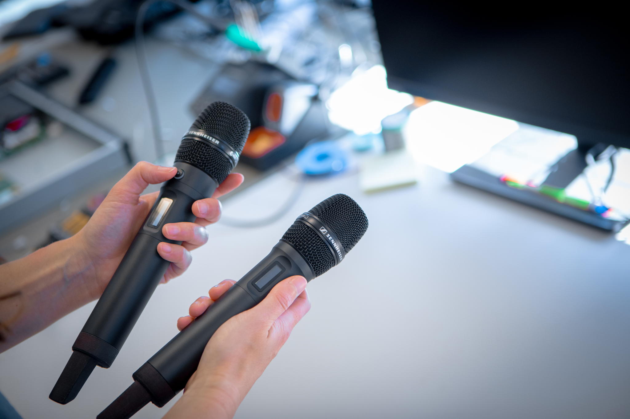 Les prototypes du micro main Spectera SKM seront présentés à l’IBC ; l’émetteur situé à gauche est équipé d’une bague adaptatrice Command.