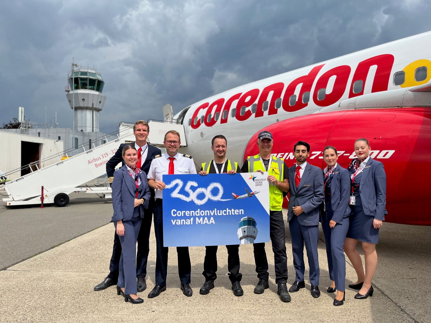 De crew van de 2.500ste Corendon vlucht
