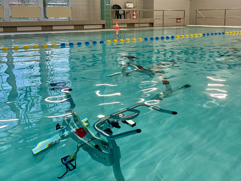 Zes waterfietsen in het revalidatiezwembad