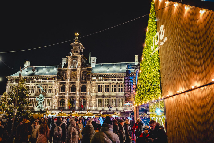 JOE-dj’s Raf en Rani openen samen met Antwerps burgemeester Bart De Wever en Jaap Reesema het magische JOE Christmas House 