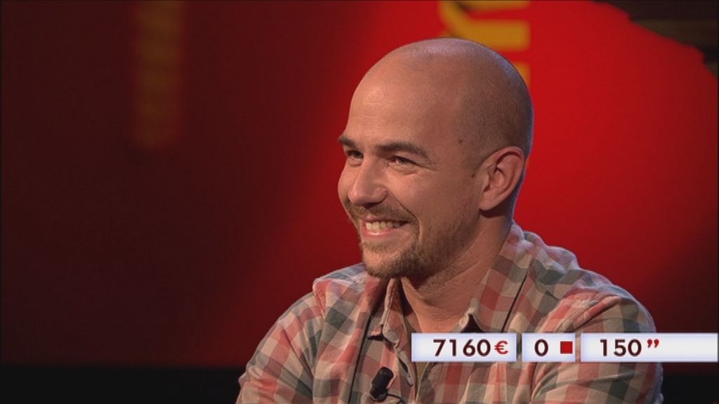 Een glunderende Meko Lafertin met zijn eindscore - (c) VRT - EMBARGO TOT DONDERDAG 4.12 om 20.00 U.