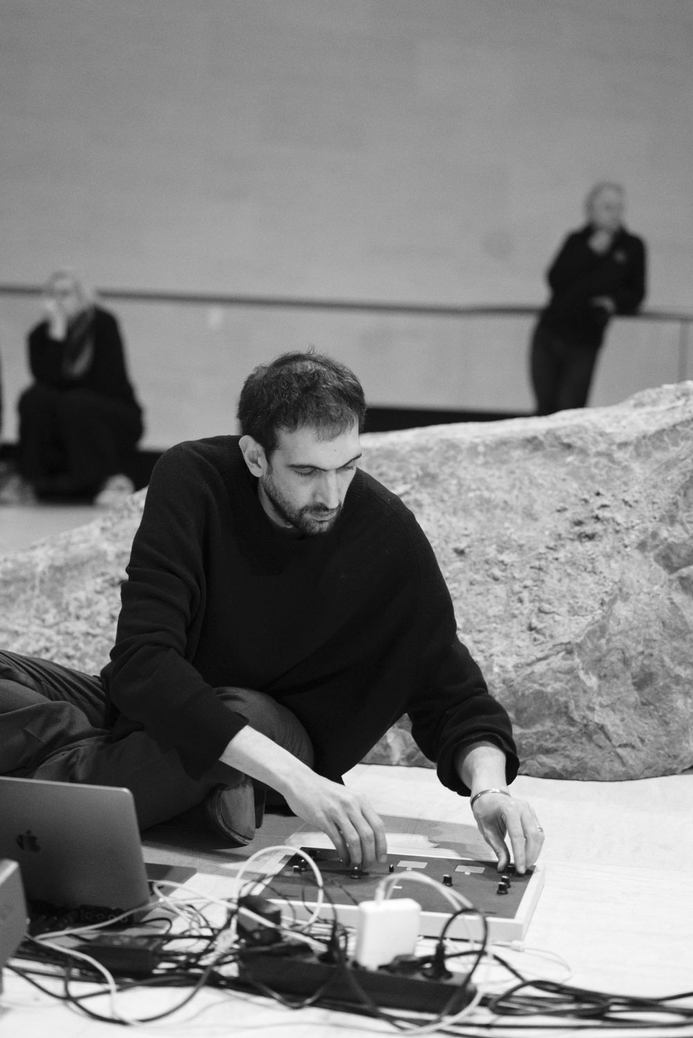 Tarek Atoui, Waters’ Witness, 2022, Performance at MUDAM (Luxembourg) with Yann Leguay © Eike Walkenhorst