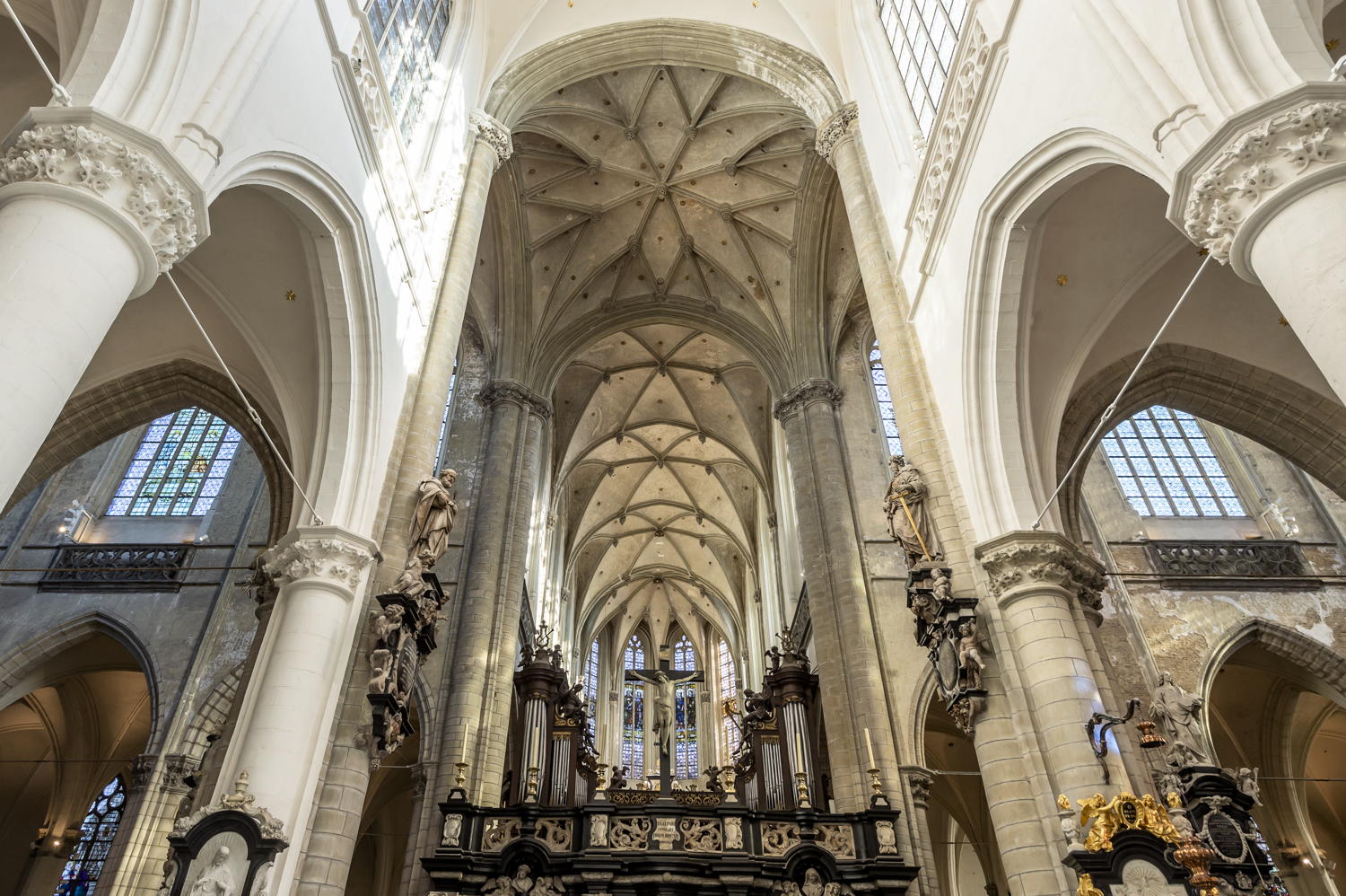 Op de voorgrond het reeds gerestaureerde gedeelte (westzijde), op de achtergrond het deel dat nu wordt aangepakt (oostzijde) (3) ©Sigrid Spinnox