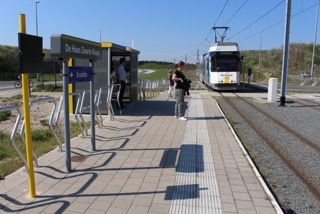 Vandalismebestendig schuilhuisje met geperforeerde stalen wanden aan de halte Zwarte Kiezel in De Haan. (Foto: De Lijn)