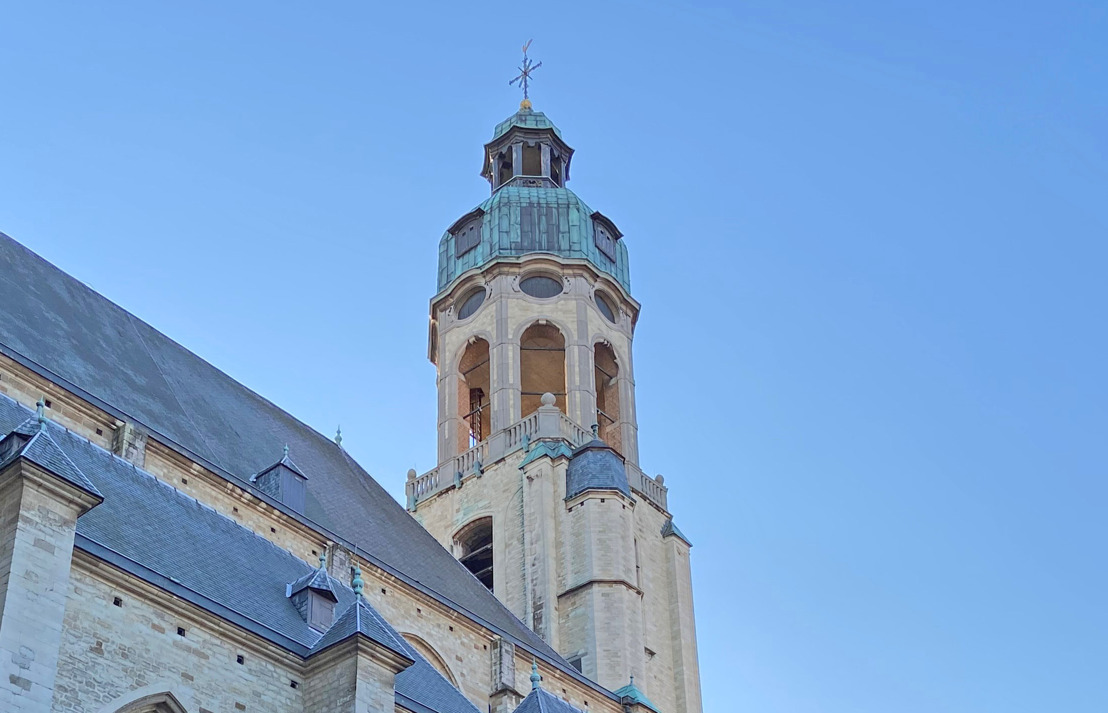 Sint-Andrieskerk in voorjaar 2025 volledig uit de stellingen 