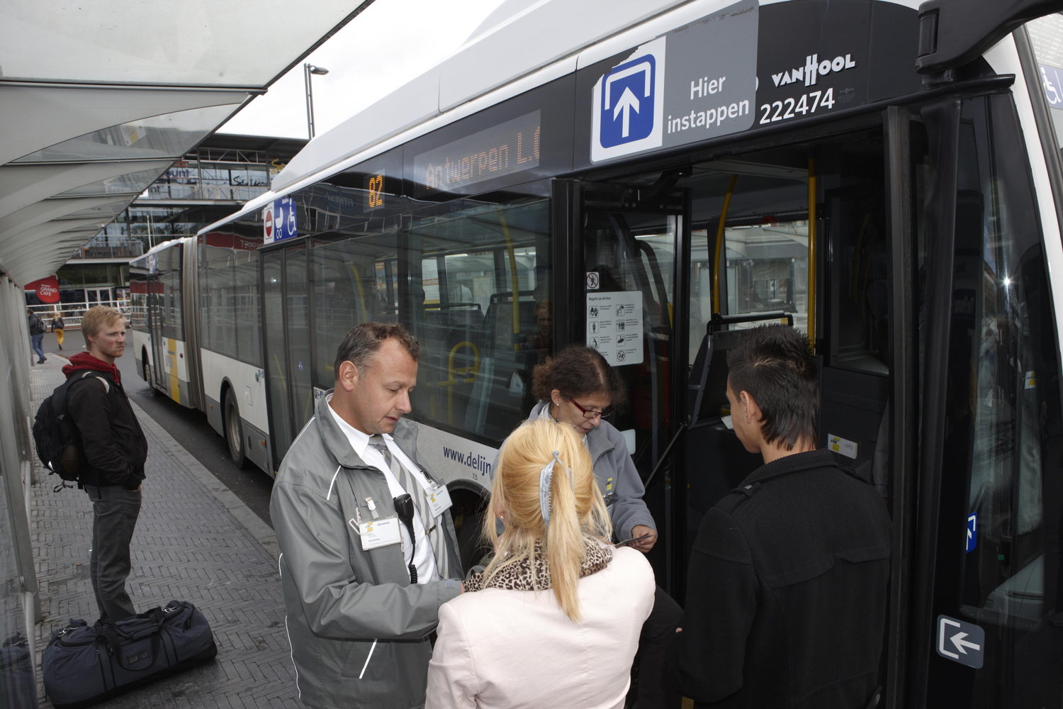 Controleurs van De Lijn controleren  vervoerbewijzen. Foto: De Lijn.
