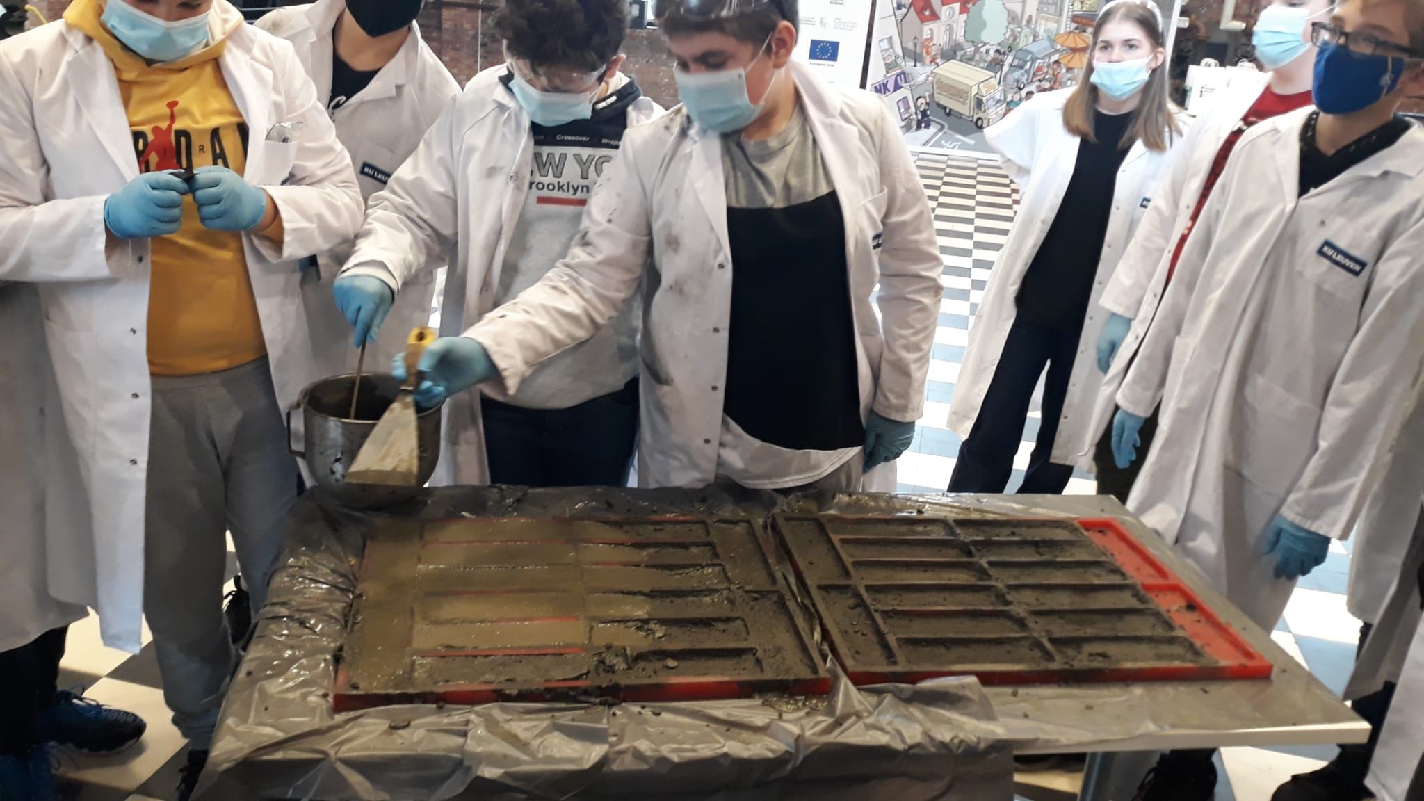 Leerlingen leerden aan de KU Leuven hoe ze van afval beton kunnen maken