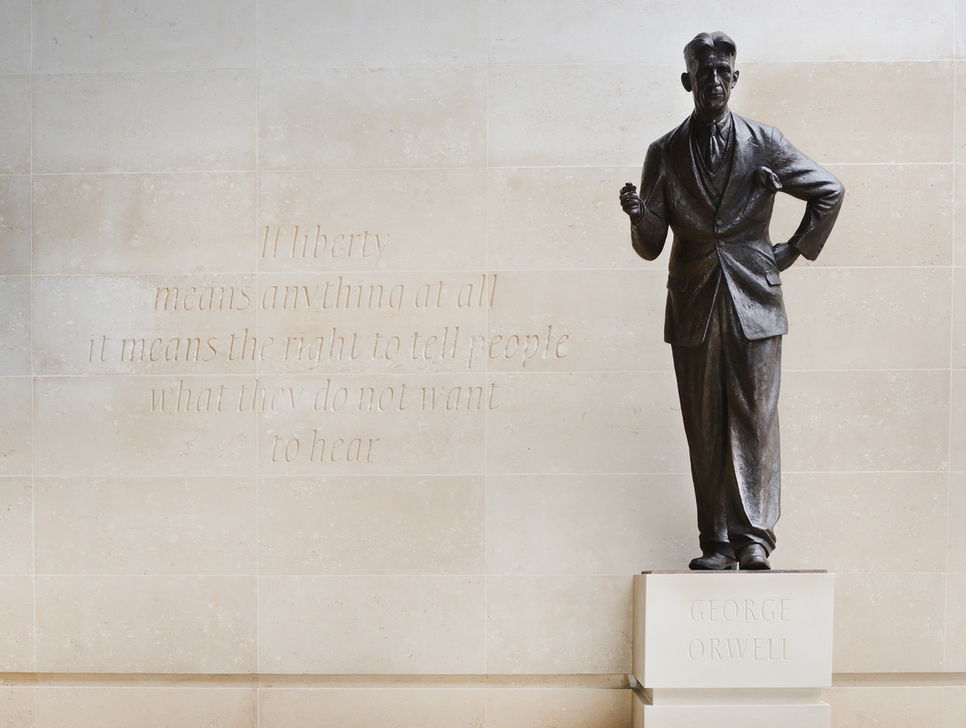 AKG5472261 Statue of George Orwell outside of BBC Broadcasting House, London  © akg-images / Purkiss Archive