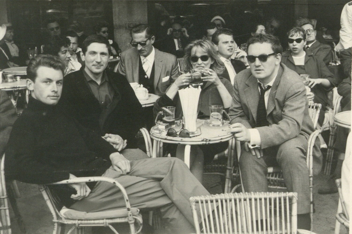 X, André Goeminne, Elly Overzier en Hugo Claus op een terras in Parijs.