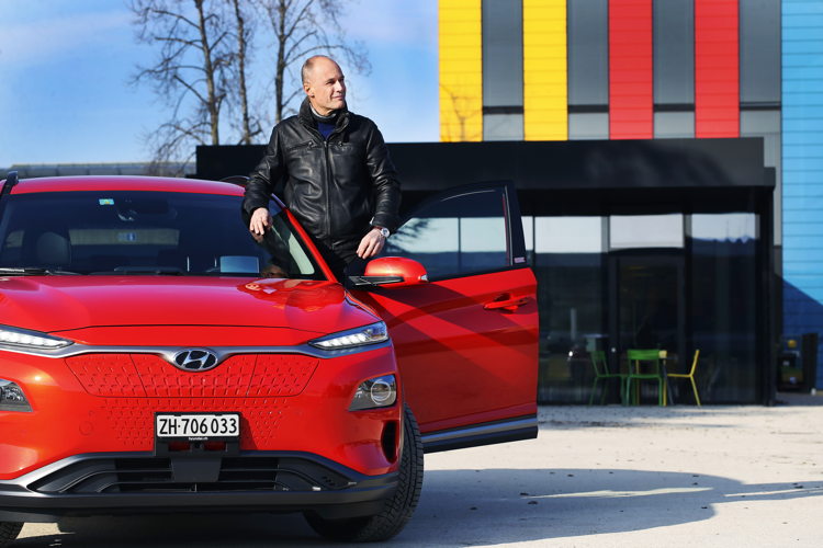 Bertrand Piccard mit Hyundai KONA electric