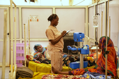 A nurse checks patients inside MSF’s obstetrics and gynaecology ward in Um Rakuba camp, Al Gedaref State. November 2024.