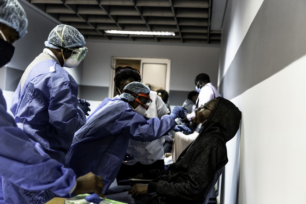 Bhelekazi Mdlalose, enfermera y rastreadora de contactos con MSF, supervisa a un trabajador sanitario mientras realiza una prueba de COVID-19 con un hisopo. © Tadeu Andre/MSF 
