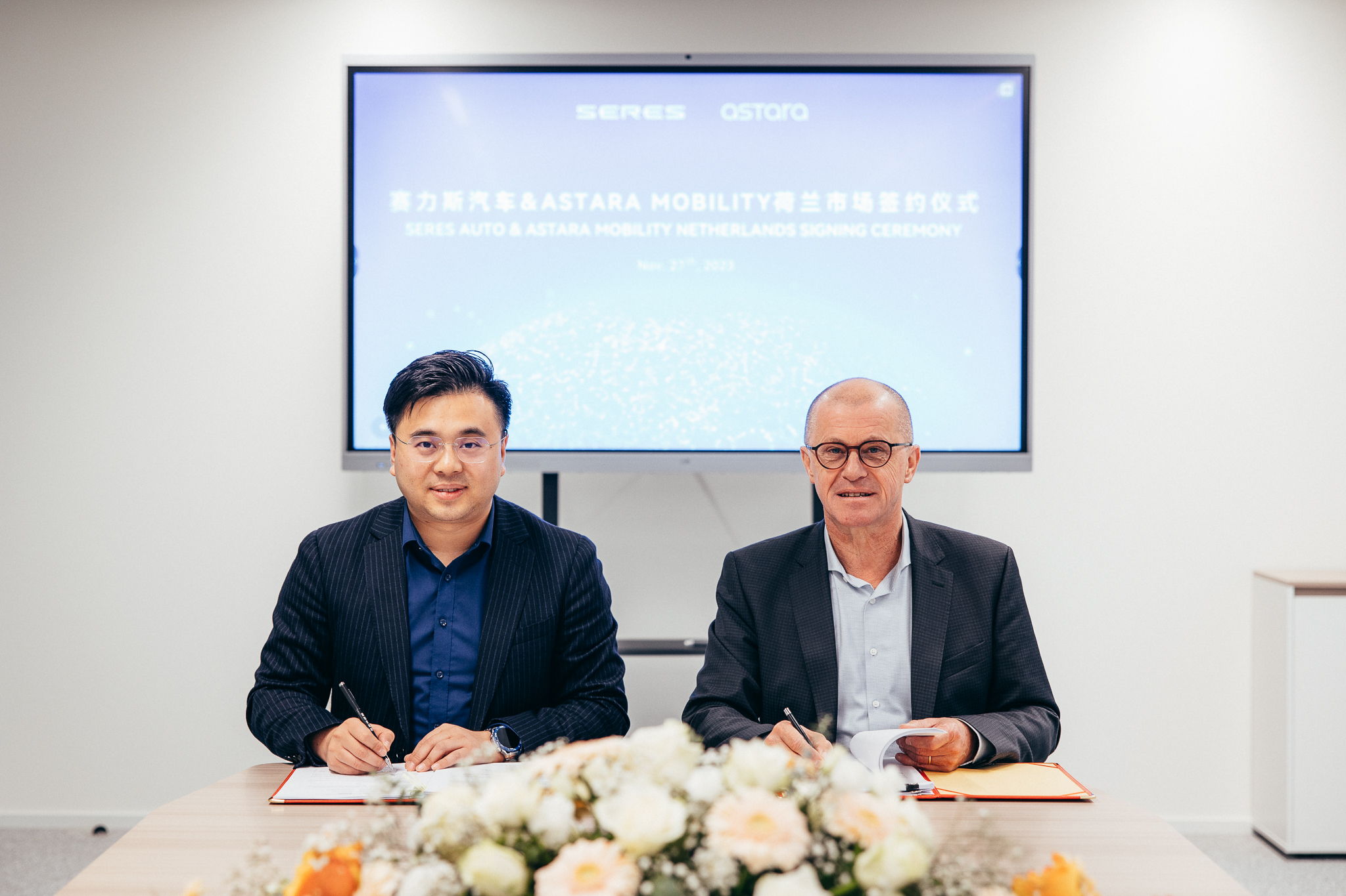 A gauche : Wan Zhijun, General Manager Seres - A droite: Olivier Sermeus, Managing Director, astara Western Europe