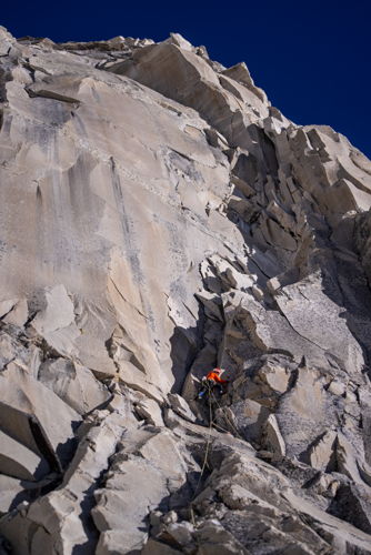 Jonas Schild beim Klettern am Shivling, zweiter Tag am Pfeiler (© Hugo Beguin)