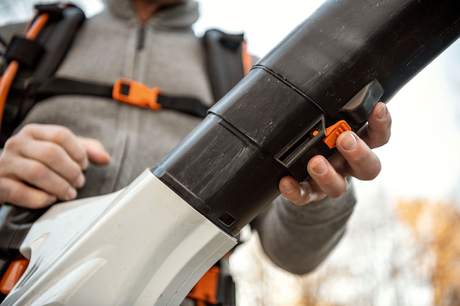 Le BGA 200 dispose d’un système d’ajustement rapide du tube de soufflage qui peut être utilisé en appuyant sur un bouton. Le tube de soufflage peut par exemple être raccourci en un rien de temps pour une utilisation dans des espaces confinés, puis être rallongé tout aussi rapidement et facilement. Cela offre une grande praticité et une grande efficacité de travail dans toutes les situations de nettoyage.