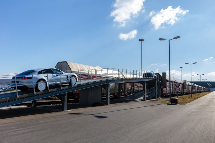 Subiendo al ‘tren verde’ en el puerto de carga: como resultado de este cambio, Porsche reducirá las emisiones anuales de CO2 de sus operaciones logísticas en tres por ciento.
