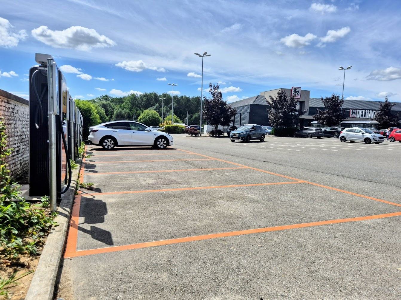 Eranovum ouvre 6 points de recharge rapide sur le parking de Delhaize et Brico à Gembloux