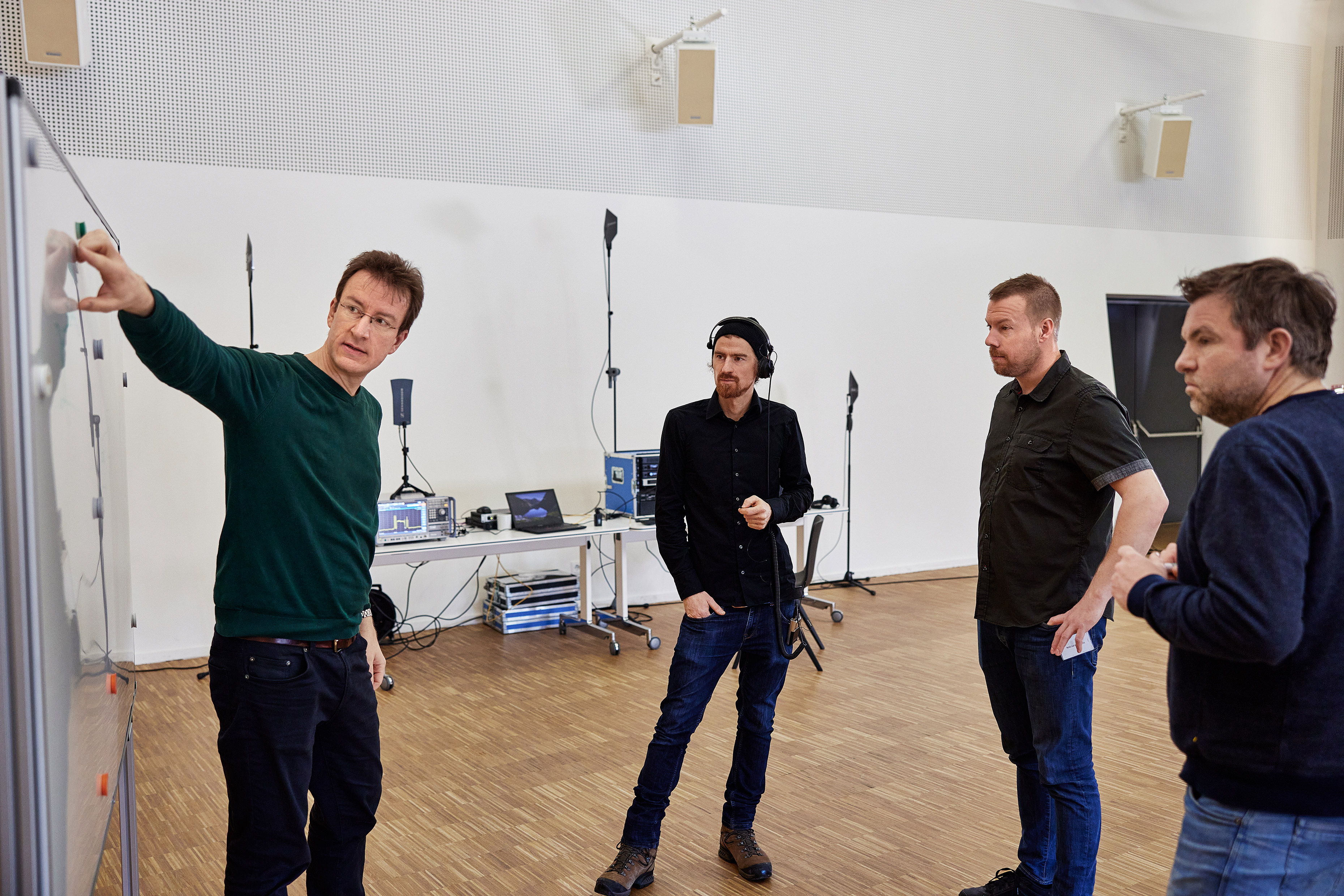 系统设计师Sebastian Georgi（左）和Jan Watermann（右）与Marco和Jonas