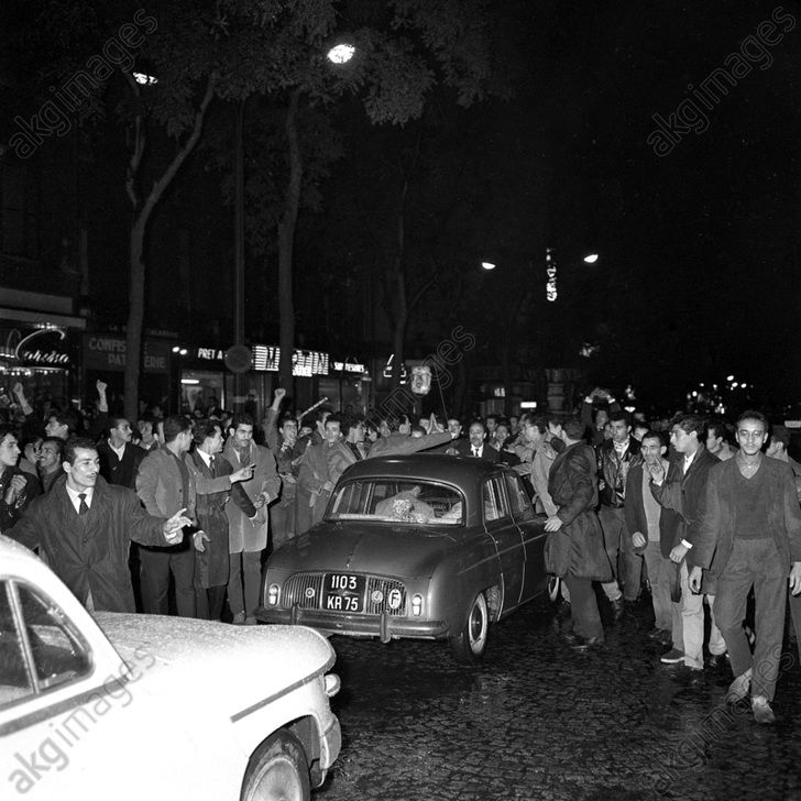 Manifestation du 17 octobre 1961 des Algériens à Paris sur les Grands Boulevards © Jacques Boissay / akg-images