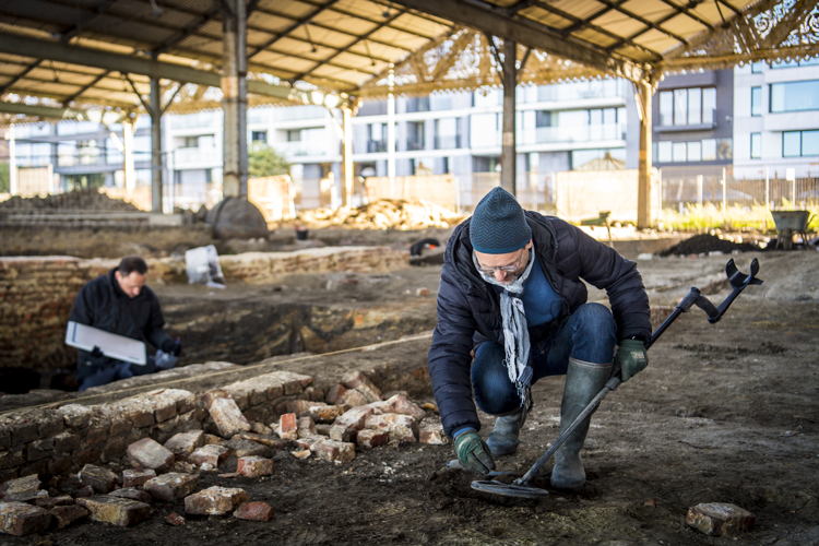 Archeologen onderzoeken alle grondlagen en tekenen sporen nauwkeurig op. ©Stad Antwerpen, foto Frederik Beyens