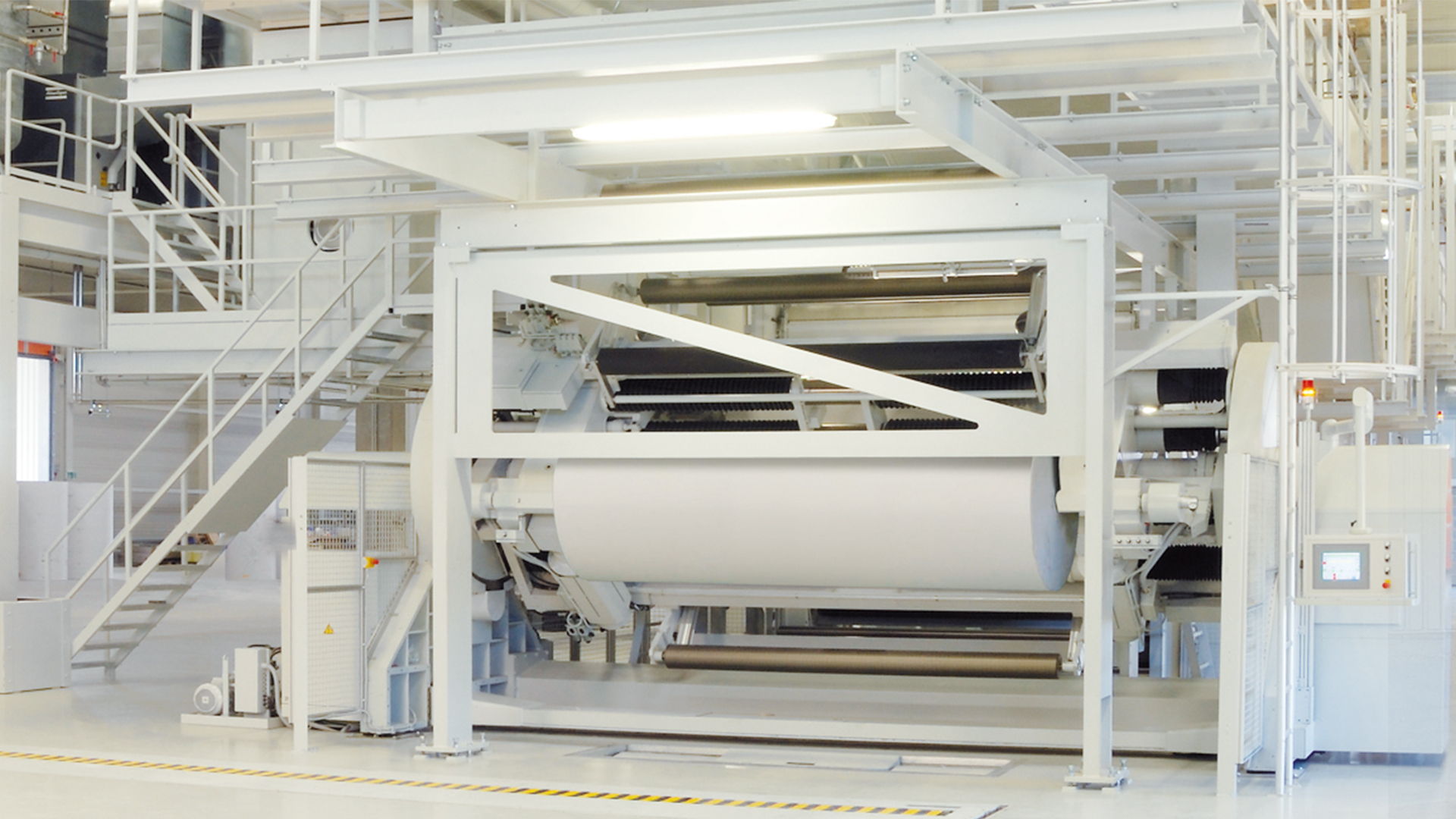 Mit seiner Zentralzylinder-Flexodruckmaschine BOBST 96S produzierte die Panther Print GmbH in Wustermark – sie gehört zur Panther-Gruppe – binnen 24 Stunden mehr als eine Millionen Quadratmeter Linerboard und stellte damit einen neuen Weltrekord auf. Das perfekte Zusammenspiel der Hochleistungsmaschine mit dem erfahrenen Team von Panther Print, den hochwertigen Verbrauchsmaterialien und dem optimierten logistischen Prozess ermöglichte dabei einzigartige Produktionsdaten von durchschnittlich 489 m/min und 48.917 m2/h.