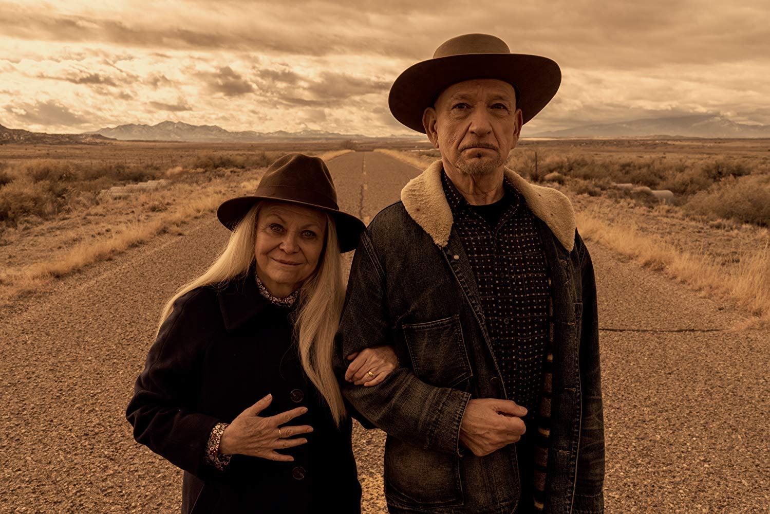 Ben Kingsley (Byron Brown) en Jackie Weaver (Lillian Brown) - (c) Epix