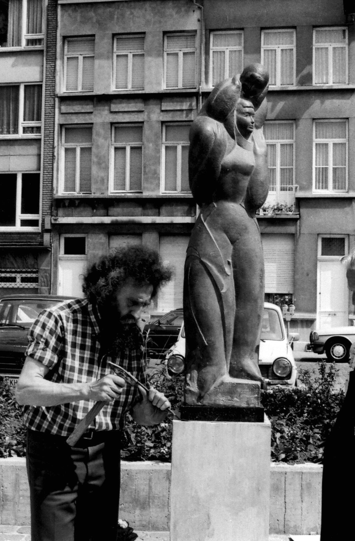 Jozef J. Peters tijdens de plaatsing van Moeder en Kind, Moorkensplein,14 juni 1980, fotograaf ongekend